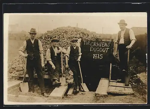 AK The Cravens'Dugout 1915, Arbeiter am Mineneingang