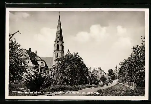 AK Altshausen / Württ., Evangl. Kirche mit Schlossportal im Hintergrund