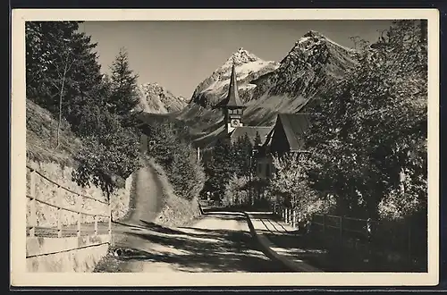 AK Arosa, Dorfstrasse mit Turmspitze
