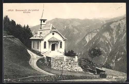 AK Braunwald ob Linthal, Kirche vor Bergpanorama