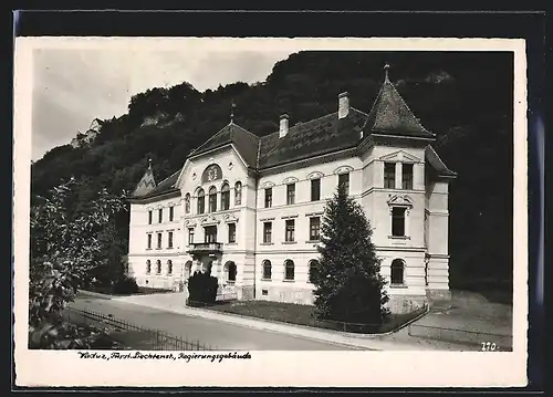 AK Vaduz, Strassenpartie am Regierungsgebäude