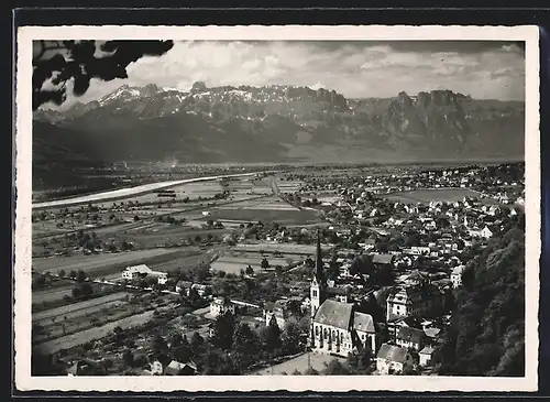AK Vaduz, Bergblick über die Stadt mit Pfarrkirche