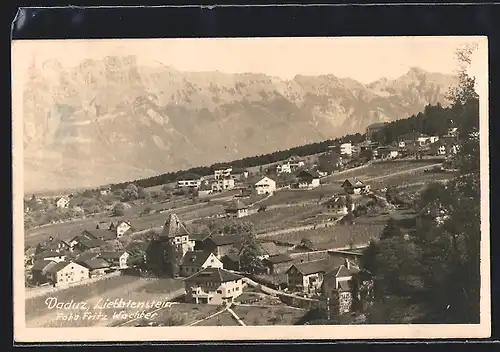 AK Vaduz, Ortsansicht gegen Bergkette