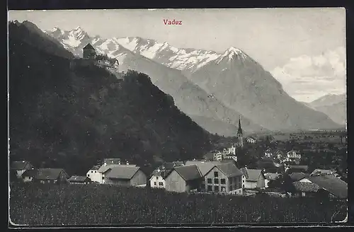 AK Vaduz, Ortsansicht unter Bergschloss