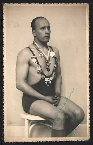 AK Sportler mit Medaillen auf einem Hocker sitzend