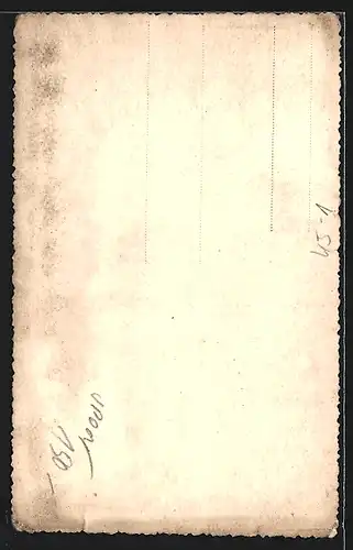 AK Sportler mit Medaillen auf einem Hocker sitzend