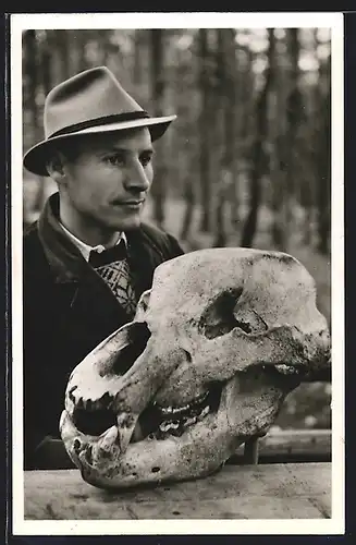 AK Karl Bez, Entdecker der Bärenhöhle mit einem Bärenschädel