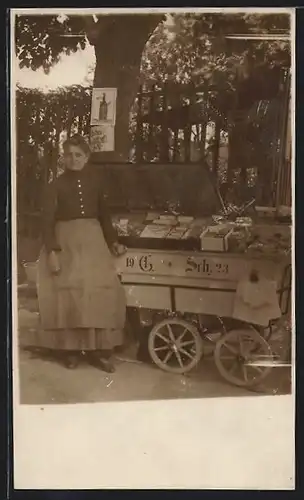 AK Händlerin mit ihrem Verkaufswagen