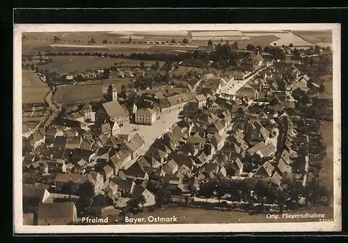 AK Pfreimd /Bayer. Ostmark, Teilansicht mit Strassenpartie, Fliegeraufnahme
