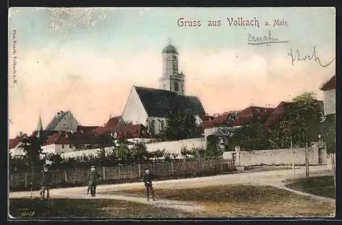 AK Volkach a. Main, Strassenpartie mit Blick zur Kirche