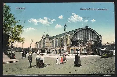 AK Hamburg-Rotherbaum, Dammtor-Bahnhof, Blick auf die Ankunftseite mit Strassenbahn