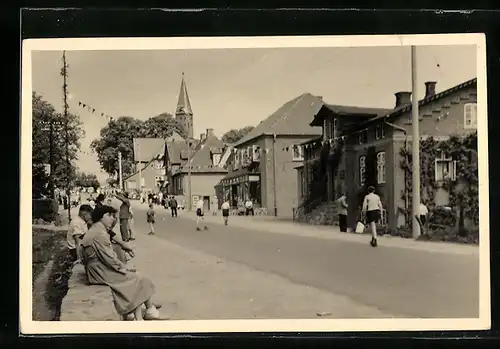 Foto-AK Schönwalde a. Bunsberg, belebte Hauptstrasse zu Pfingsten