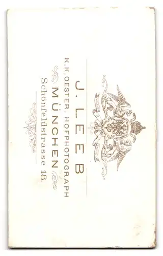 Fotografie J. Leeb, München, Schönfeldstr. 18, Junge Dame mit Hochsteckfrisur und Kragenbrosche