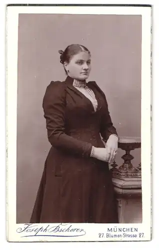 Fotografie Joseph Bscherer, München, Blumenstr. 27, Junge Dame im modischen Kleid