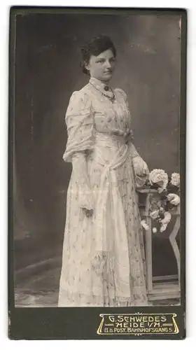 Fotografie Gustav Schwede, Heide i. H.-Klein-Heide, Bahnhofsgang 5, Junge Dame im geblümten Kleid