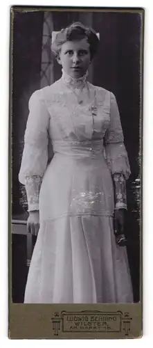 Fotografie Ludwig Behning, Wilster, Am Markt 15, Junge Dame im weissen Kleid