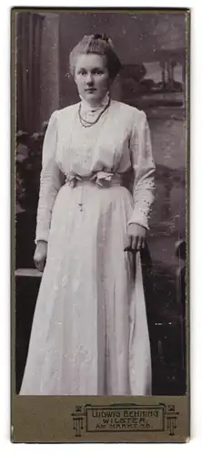 Fotografie Ludwig Behning, Wilster, Am Markt 15, Junge Dame im weissen Kleid