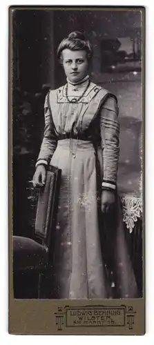 Fotografie Ludwig Behning, Wilster, Am Markt 15, Junge Dame im hübschen Kleid