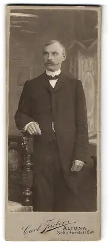 Fotografie Carl Färber, Altona, Schulterblatt 59 b, Eleganter Herr mit Schnauzbart