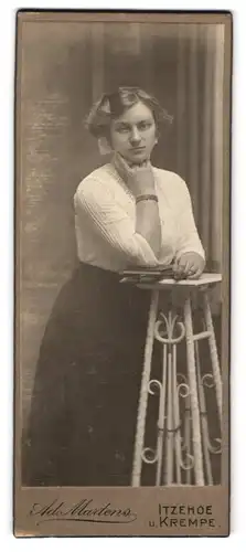 Fotografie Ad. Martens, Itzehoe, Mühlenstr. 5-7, Junge Dame in weisser Bluse und Rock