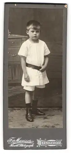 Fotografie F. Maesser, Wernigerode, Kleiner Junge in weisser Kleidung