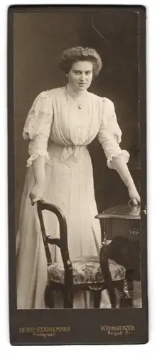 Fotografie Heinrich Stadelmann, Wernigerode, Ringstr. 9, Junge Dame in hübscher Kleidung