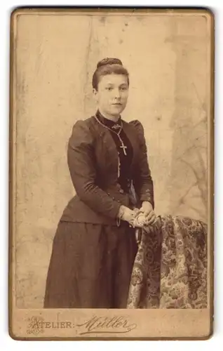 Fotografie M. Müller, Rochlitz, Junge elegante Dame mit Kreuzkette