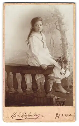 Fotografie Max Reifenberg, Altona, Ecke Bachstrasse und Reichenstrasse, Junges Mädchen in Matrosenbluse