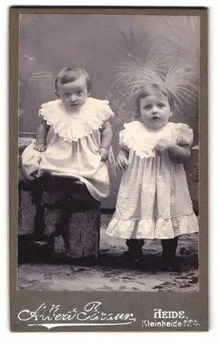 Fotografie Albert Braun, Heide, Kleinheide 4, Zwei Kleinkinder in hübschen Kleidern