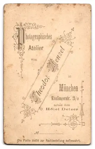 Fotografie Theodor Menzel, München, Kaufingerstr. 21 /2, Junge Dame im Kleid mit Kragenbrosche