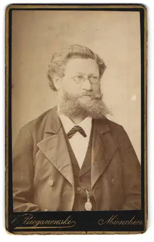 Fotografie J. Bieganowski, München, Klenzestr. 28, Älterer Herr mit Brille und Vollbart