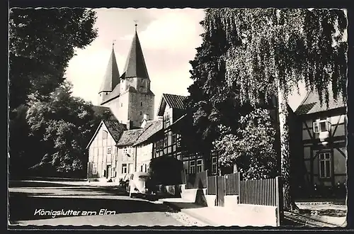 AK Königslutter am Elm, Strassenpartie mit Blick zur Kirche