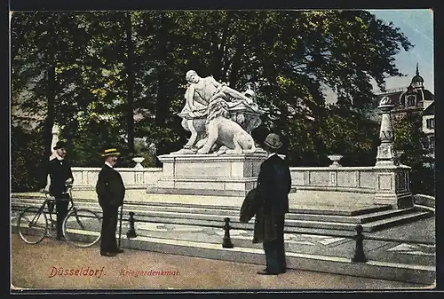 AK Düsseldorf, Besucher vorm Kriegerdenkmal