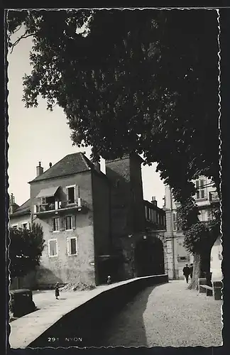 AK Nyon, Strassenpartie mit Stadttor