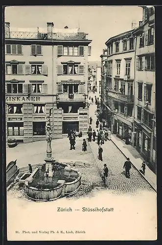 AK Zürich-Stüssihofstatt, Strassenpartie mit Gasthaus und Brunnen