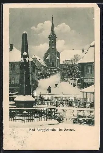 AK Bad Berggiesshübel, Strasse am Obelisk mit Blick zur Kirche im Winter