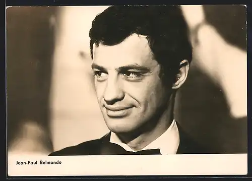 AK Schauspieler Jean-Paul Belmondo mit skeptischem Blick