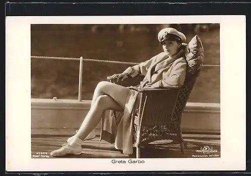 AK Schauspielerin Greta Garbo zeigt Bein an Deck eines Schiffes