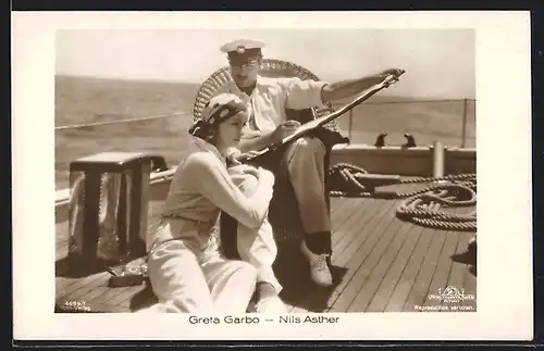 AK Schauspielerin Greta Garbo mit Schauspieler Nils Asther an Bord eines Bootes