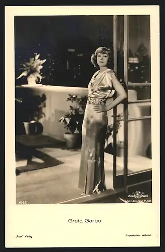 AK Schauspielerin Greta Garbo im eleganten Abendkleid