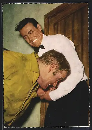 AK Schauspieler Sean Connery, in James Bond Garderobe, mit einem Kollegen herumfeixend