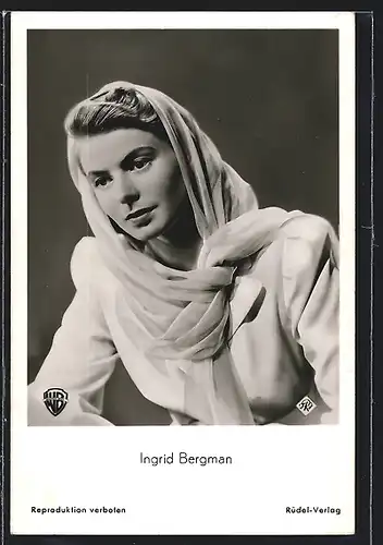 AK Schauspielerin Ingrid Bergmann mit melancholischem Blick und Kopftuch