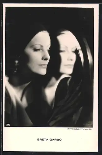 AK Schauspielerin Greta Garbo vor dem Spiegel