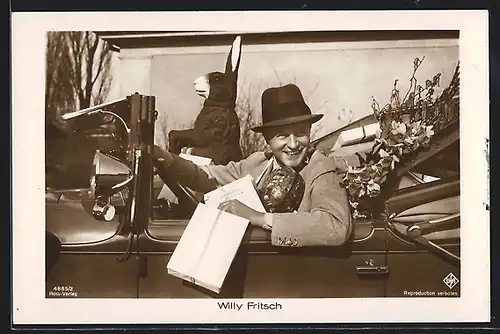 AK Schauspieler Willy Fritsch in der Garderobe einer Filmrolle