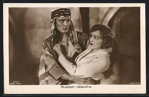 AK Schauspieler Rudolph Valentino mit Frau im Arm