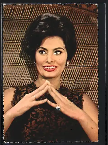 AK Schauspielerin Sophia Loren im bestickten Kleid mit elegantem Ohr- und Fingerschmuck