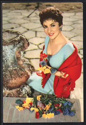 AK Schauspielerin Gina Lollobrigida bindet einen Blumenstrauss