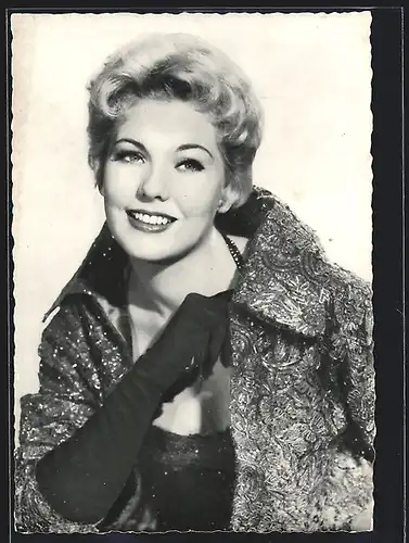 AK Schauspielerin Kim Novak mit sympathischen Lächeln