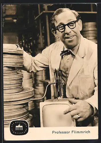 AK Schauspieler Professor Flimmrich am Filmprojektor