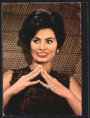 AK Schauspielerin Sophia Loren im bestickten Kleid mit elegantem Ohr- und Fingerschmuck